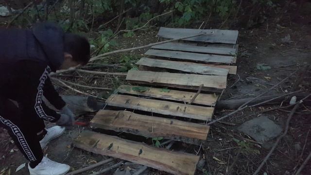 КАК построить шалаш. Установка крыши/тента. Нашли материал для стен. смотреть онлайн