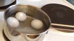 Как правильно варить яйца всмятку.mp4