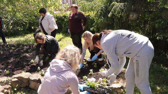 Высадка цветов возле администрации района