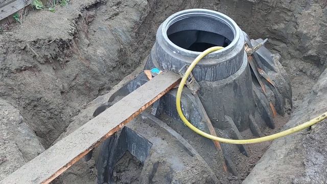 Каркасный дом 6×6. Монтаж пластиковой емкости под канализацию. смотреть онлайн