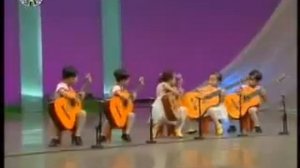 Северная Корея дети играю на гитаре