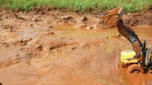 Возим глину, сбрасываем в воду