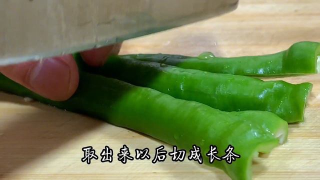茄子炒豆角切記不要焯水或者直接下鍋炒，教你一招，好吃又下飯【阿朝哥美食 】#茄子炒豆角 #茄子 #豆角