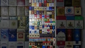 Коллекция целых пачек с сигаретами.