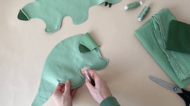 Шьем мягкую игрушку ДИНОЗАВРА / Стегозавра своими руками. ВЫКРОЙКА PDF в описании. смотреть онлайн