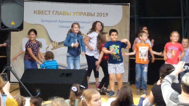 Дети танцуют на сцене на открытии пруду смотреть онлайн