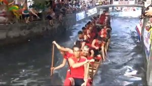 Гонки на драконьих лодках.