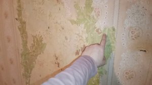 Обои наклеены в несколько слоев друг на друга, без снятия старых.