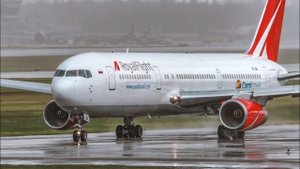Ливневый дождь в Шереметьево. Боинг 777-300 России уходит на 2-ой круг. Посадки и взлеты самолетов.
