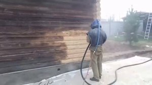 Чистка сруба из окоренного бревна