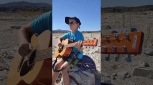 Сын поёт "Спакойная ночь" Виктора Цоя.