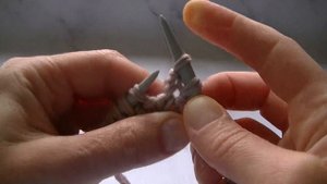 Вяжем повязку  на голову узором путанка спицами.