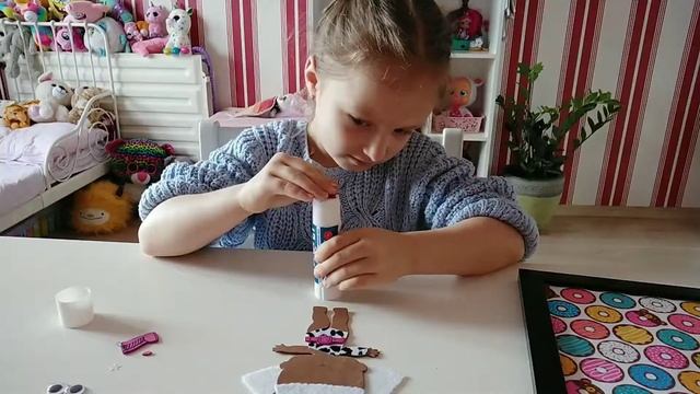 Полина делает картину с lol diva из фетра и фоамирана. смотреть онлайн