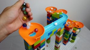 Шарики кружатся в воронках. Горка для шариков