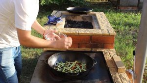 Говяжьи ребра в казане на костре с овощами!