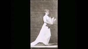 "Женщина открывающая зонтик" (Woman Opening Umbrella) [1887]