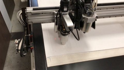 Резка пластика ПВХ осциллирующим инструментом на планшетном режущем плоттере