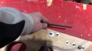 How to build a simple CROSSBOW / Арбалет из пилы дружба своими руками!