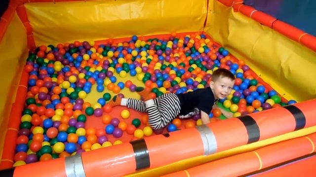 Клим на детской площадке в гостинице Дубаи смотреть онлайн