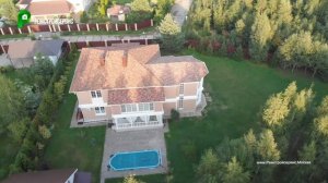 Обзор двухэтажного розового дома в классическом стиле