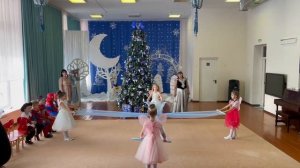 Танец на новогоднем утреннике с полотном