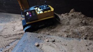 Huina 1510 1:16 Excavator first dig.