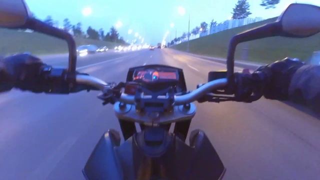 Ктм 690 sm LC4 supermoto прохват по городу смотреть онлайн
