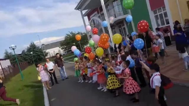 Дети выпускают шары на выпускной 2017
