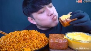 Еда крупным планом mukbangers will literally dip anything in cheese. Поедание еды на камеру ASMR
