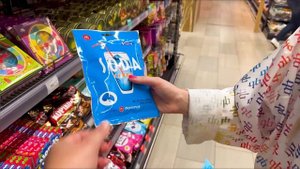 Если Алиса КУПИТ БОЛЬШЕ ЕДЫ ОДНОГО ЦВЕТА Получит 100.000?Голубая Еда! Челлендж с Мужем и Дочкой