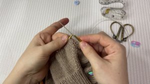 Как связать детскую манишку спицами для начинающих.