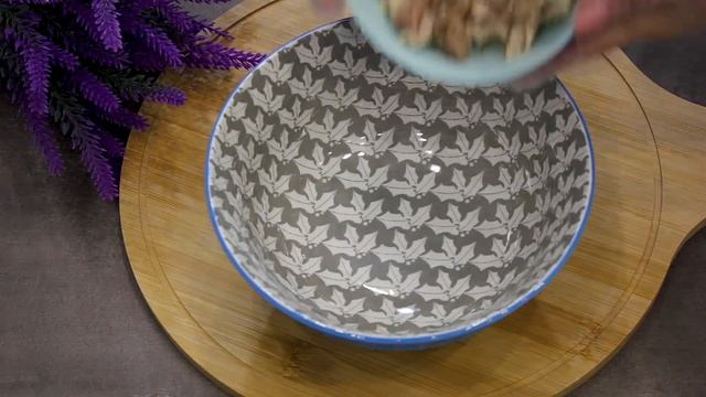 Салат "Курочка с ананасом !!! " Нежный и вкусный, любимый салат у девочек !!! смотреть онлайн