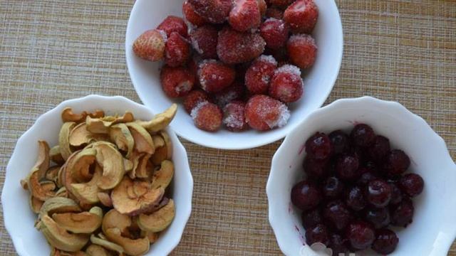 Компот из сушеных яблок вишни и клубники