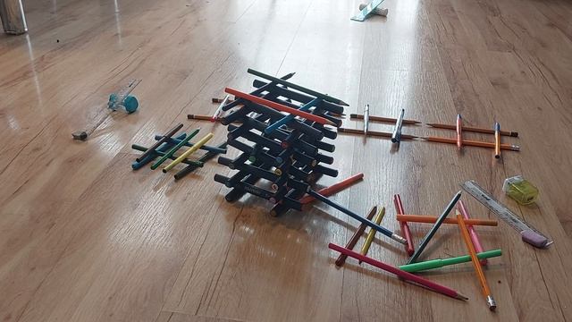 Сделал башню из школьных принадлежностей и збиваю башню смотреть онлайн