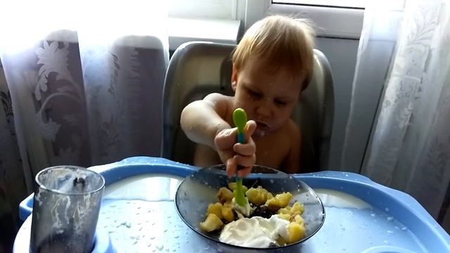 🍽VLOG: Как научить ребенка есть самостоятельно. Малыш учится кушать) смотреть онлайн