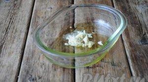 Сухарики из белого хлеба с чесноком в духовке