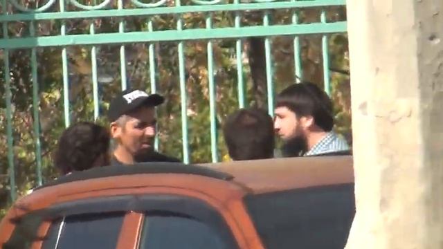 Кавказцы на Тракторном о чем-то трут смотреть онлайн