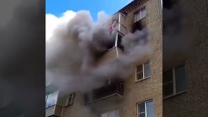 Что бы спастись от пожара отец сбросил балкона своих двух детей и жену