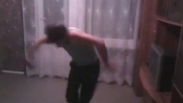 Пацану надоело делать уроки,и он решил потанцевать. смотреть онлайн