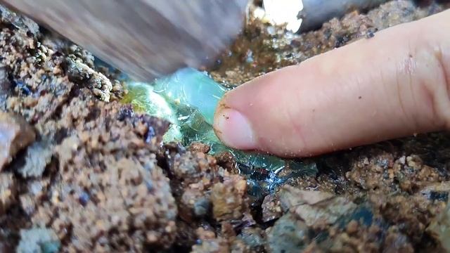 There are some spherical gems in the gap between the two huge rocks. Diamonds, emeralds? смотреть онлайн