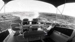 Катер XO 270 RS Cabin OB в штормовую погоду!