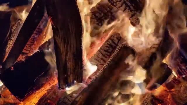 Лучшая горящая атмосфера костра | расслабляющие потрескивающие звуки огня. 4К | HD смотреть онлайн
