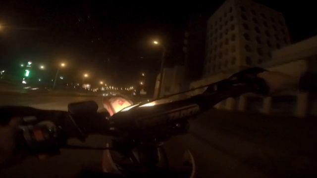 Стант в городе ,На заднем колесе по центру города, мото трюки,stunt смотреть онлайн