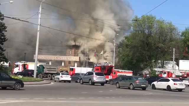 В парке им. Островского Ростова загорелся ресторан «Тамада» смотреть онлайн