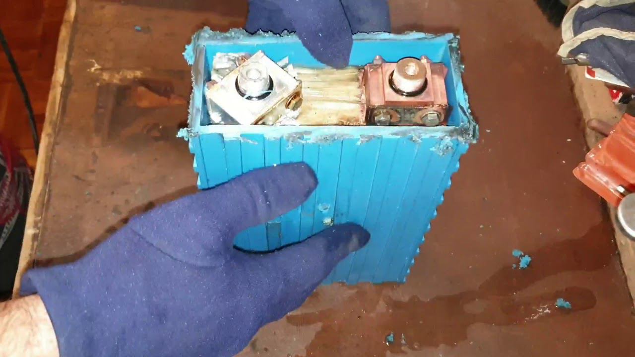 Распилили LiFePo4 аккумулятор через 10 лет эксплуатации. Что внутри? смотреть онлайн