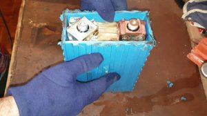 Распилили LiFePo4 аккумулятор через 10 лет эксплуатации. Что внутри?