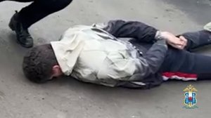 Таганроге полицией задержан курьер, причастный к обману семерых пожилых людей на 1,7 млн рублей