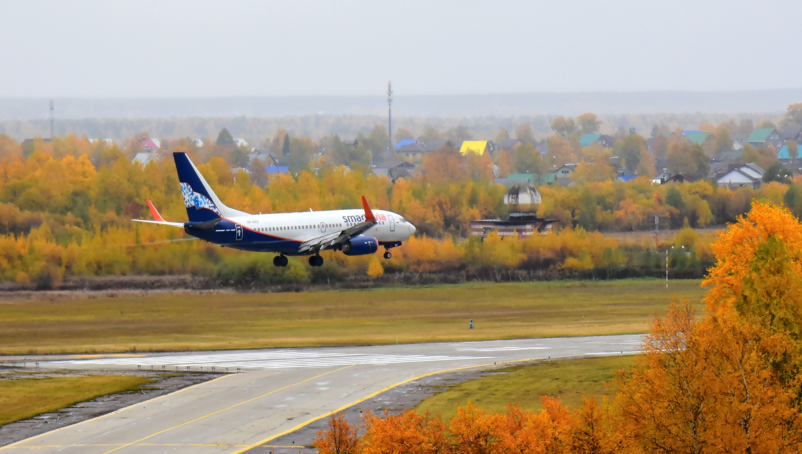 Визуальный заход в Сыктывкаре. Из кабины экипажа Boeing 737-500.