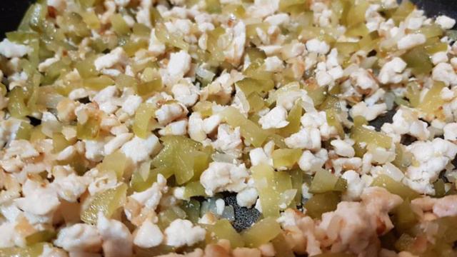 Заливной пирог с курицей и солеными огурцами