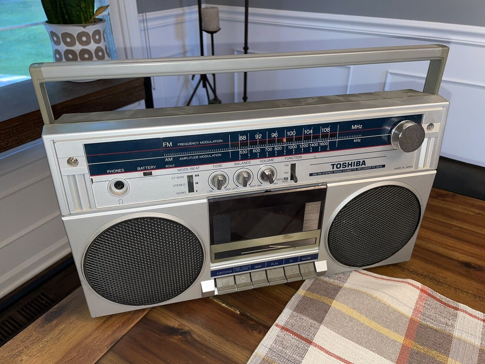 Винтажный магнитофон Toshiba boom box am-fm radio cassette play Rt-6015-ЯПОНИЯ-1985-год